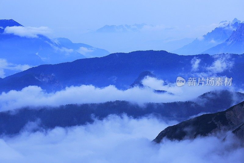 在田诗化的特雷齐姆迪拉瓦雷多顶峰和Auronzo di cadore山丘山脉和普斯特山谷，戏剧性的天空在穆迪日出黎明，戏剧性的全景和雄伟的Dolomites，意大利泰洛阿尔卑斯山